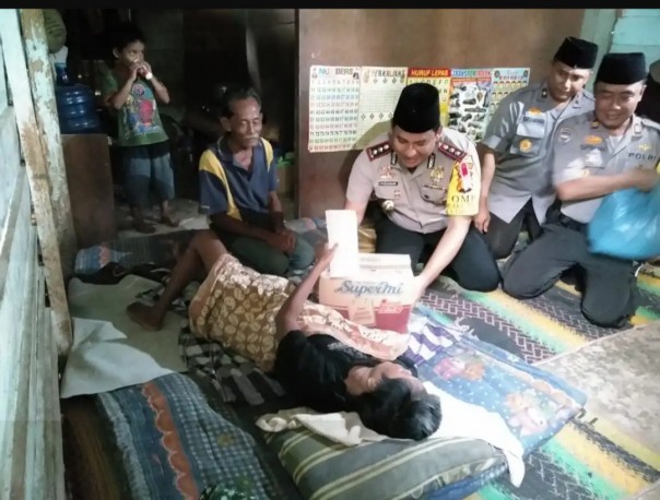 Kapolres Rohul AKBP M Hasyim Risahondua, SIK menyerahkan bantuan program Jumat Barokah/alfa