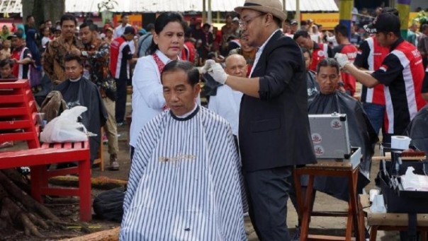 Jokowi ikut kegiatan cukur massa di Garut, Jawa Barat. Foto: int 