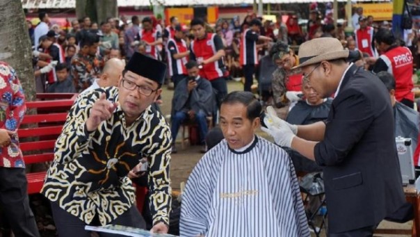 Jokowi didampingi Gubernur Jabar Ridwan Kamil, saat berpartisipasi dalam kegiatan cukuran massal di Garut, Jawa Barat, akhir pekan kemarin. Foto: int 