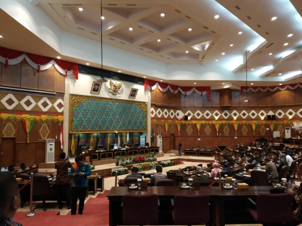 Suasana rapat paripurna DPRD Riau yang kosong