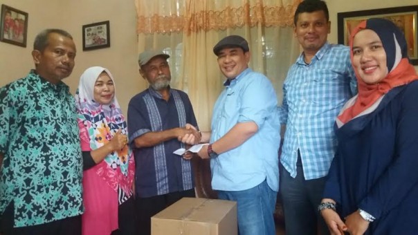 Rombongan PWI Riau saat berkunjung ke rumah Idris Ali/ist