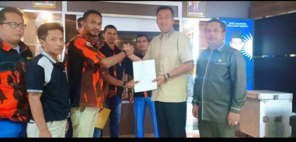 Perwakilan TV Kabel dan Ketua Sapma PP menyerahkan pengaduan kepada Wakil Ketua DPRD Muzamil didampingi Dedi Putra/mad