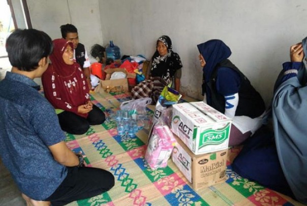 ACT Riau bersama Masyarakat Relawan Indonesia (MRI) Wilayah Riau menyambangi kediaman baru Ibu Ramian. /nof