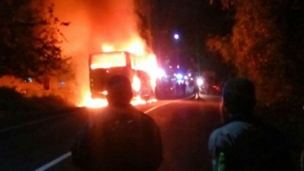 Api melalap sebuah truk di Pakistan. Dalam kejadian itu, puluhan penumpang bus tewas terbakar. Foto: int 