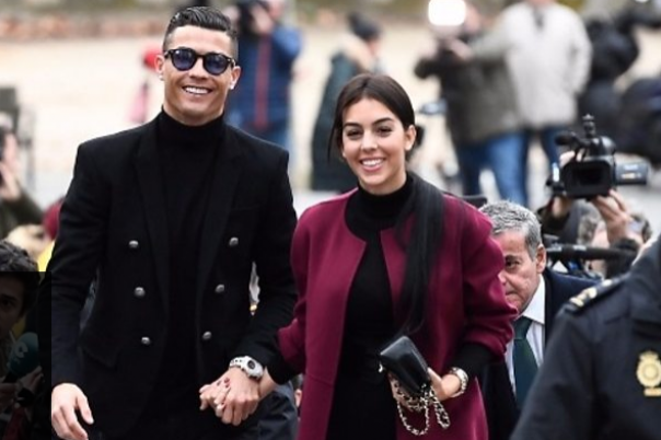 Cristiano Ronaldo dan kekasihnya tampak tersenyum ketika datang ke Pengadilan di Madrid. Foto. Ruben Canizares