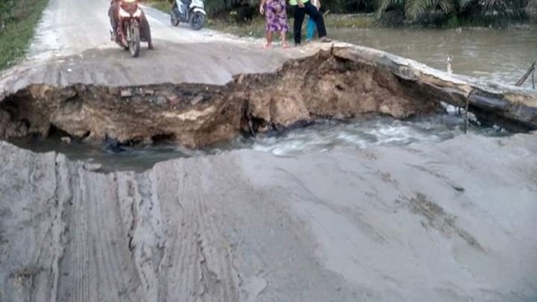 Akses jalan dari Kelurahan Pangkalan Bunut ke Desa Lubuk Mas tergerus dan amblas hampir 3 meter.
