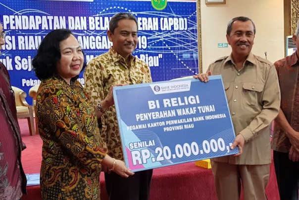 BI Perwakilan Riau menyalurkan wakaf sebesar Rp20 juta kepada Gubernur Riau terpilih Syamsuar dan Sekretaris Daerah (Sekda) Riau Ahmad Hijazi./nof