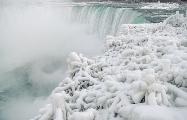 Air Terjun Sungai Niagara yang membeku./int