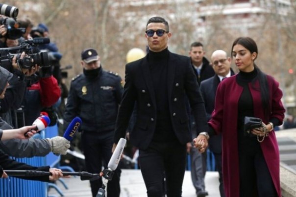 Cristiano Ronaldo didampingi kekasih, saat mendatangi pengadilan Kota Madrid. Foto: int 