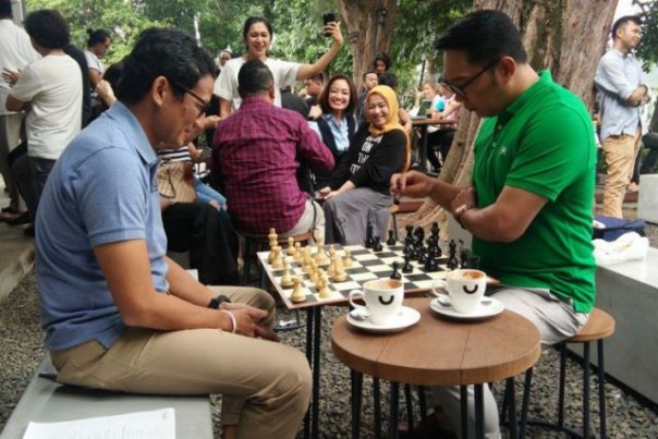 Sandiaga Uno dan Ridwan Kamil bersantai di salah satu kafe di Kota Bandung. Foto: int  