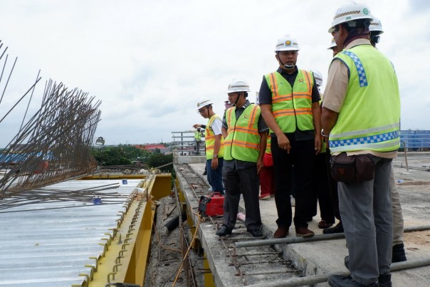 Anggota DPRD Riau melihat kesiapan pembangunan jembatan Siak IV