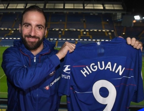 Higuain resmi bergabung ke Chelsea dan mengenakan nomor punggung 9. Foto: int 