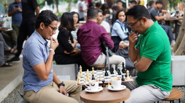 Cawapres Nomor Urut 02, Sandiaga Uno saat bermain catur dengan Gubernur Jawa Barat, Ridwan Kamil
