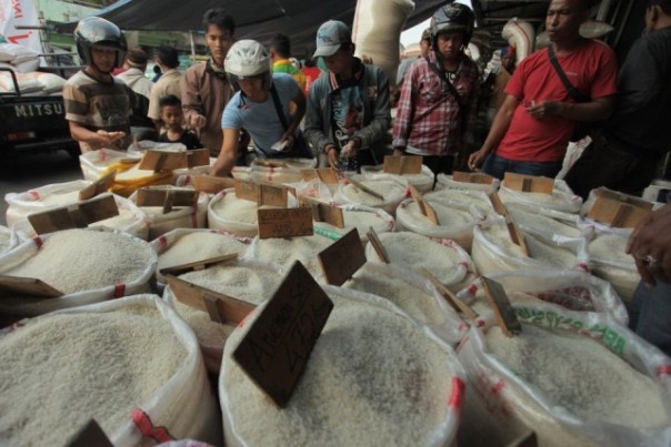 Aktivitas penjualan beras di pasar induk. (ilustrasi/int)
