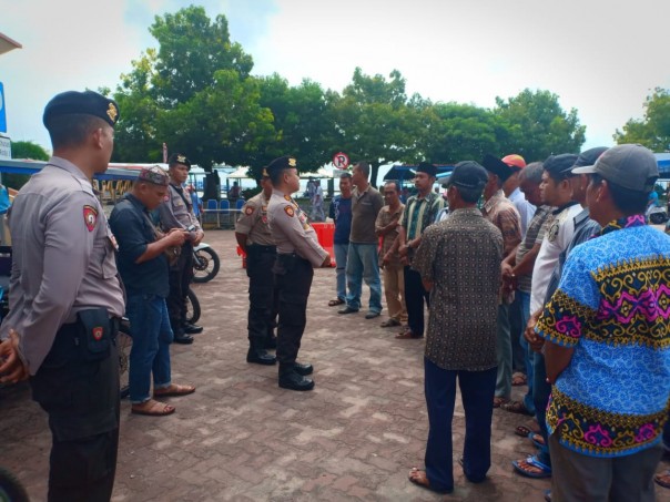 Sat Samapta Polres Bengkalis Bagi-bagi Nasi Bungkus ke Tukang Becak