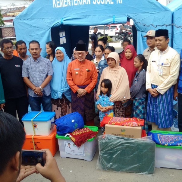 Drs H Zulkifli AS Jumat ( 25/1/2019)  di posko Jalan Jenderal Sudirman menyerahkan bantuan/pno