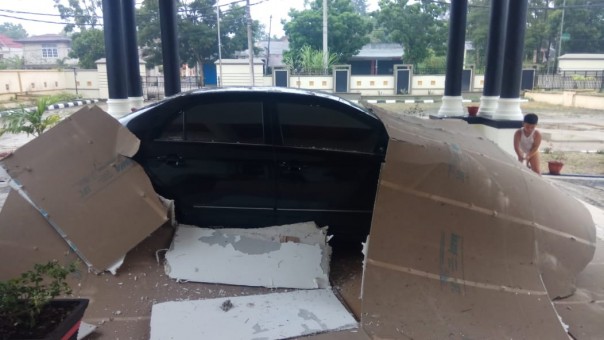 Plafon rumah dinas DPRD Kuansing yang rubuh menimpa mobil/zar