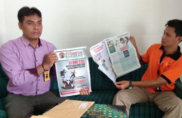 Pihak Bawaslu Jawa Tengah menunjukkan tabloid Indonesia Barokah yang kini menjadi sorotan di tengah masyarakat. Foto: int 