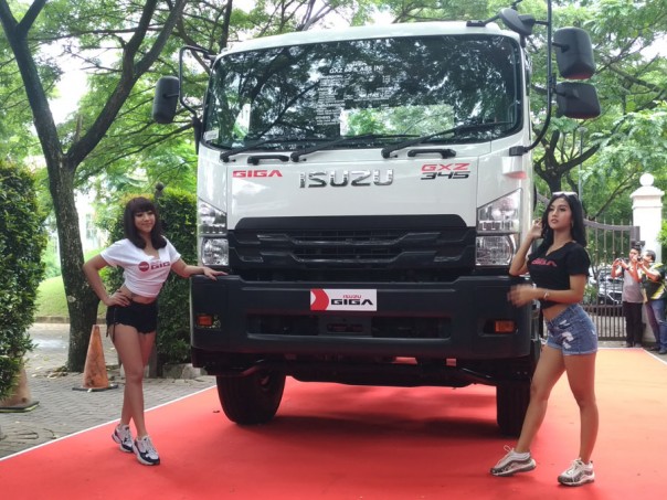 PT Isuzu Astra Motor Indonesia (IAMI) malahan memperkenalkan New Isuzu GIGA Tractor Head./nof
