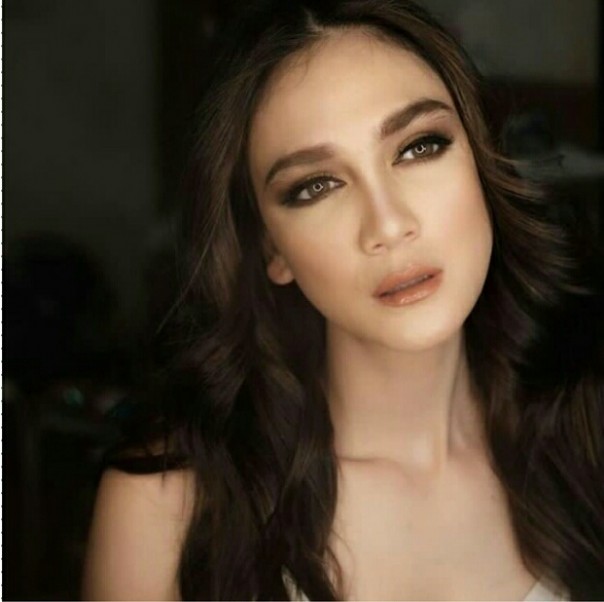 Luna Maya unggah foto usai di make up (foto/instagram)