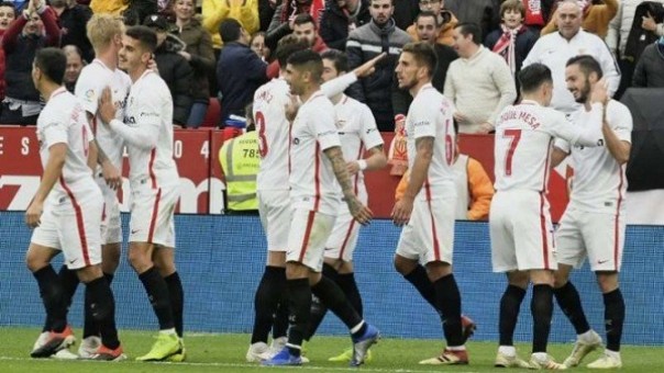 Pemain Sevilla merayakan gol ke gawang lawan. Foto: int 