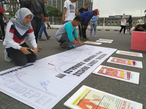 Beberapa masyarakat terlihat turut ikut menandatangani petisi tolak remisi terhadap pembunuh jurnalis di Bali.