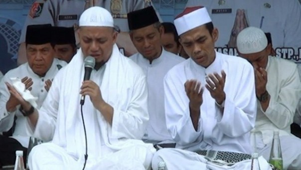 Ustaz Arifin Ilham didampingi ustaz Abdul Somad saat memimpin zikir di Pekanbaru, Riau, beberapa waktu lalu. Foto: int  