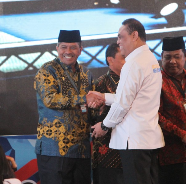 Menteri PAN dan RB Syafruddin menyerahkan hasil evaluasi LAKIP  kepada Wakil Bupati H Alfedri,/lin