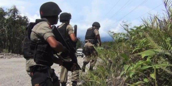 Petugas keamanan melakukan operasi rutin di salah satu kawasan di Papua. Hingga kini, gangguan keamanan dari OPM terkadang masih saja terjadi. Foto: int 