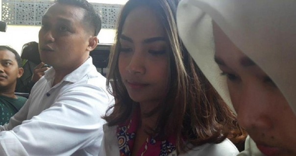 Vanessa Angel mendatangi Mapolda Jawa Timur dalam rangka wajib lapor. Foto: int 