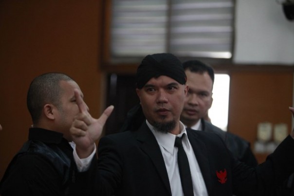 Ahmad Dhani saat akan menjalani persidangan di Pengadilan Negeri Jakarta Selatan. Foto: int 