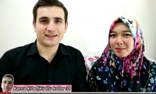 Pasangan suami istri, Isti dari Indonesia dengan Musab dari Turki (foto/youtube) 