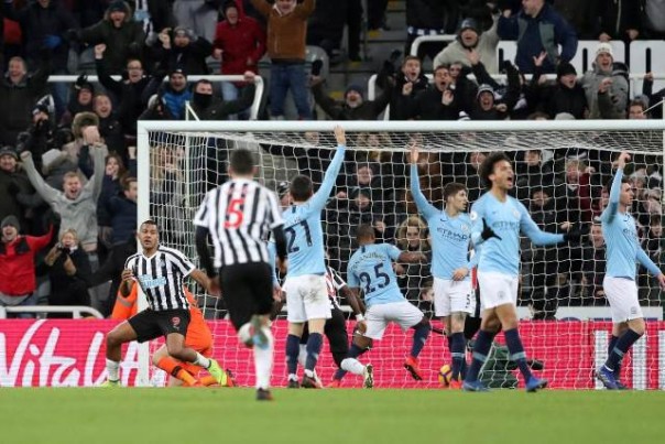 Pemain Newcastle merayakan gol diiringi reaksi kecewa dari pemain City. Foto: int 