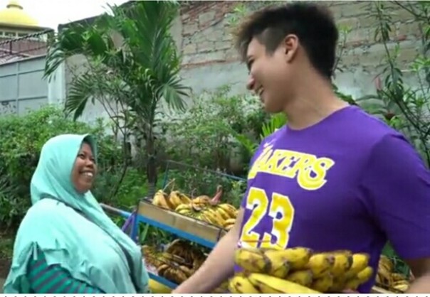 Pertemuan haru Baim Wong dengan Ibu penjual pisang (foto/youtube) 