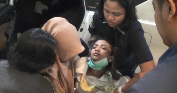 Vanessa Angel tampak lemas setelah menjalani pemeriksaan sekitar 12 jam di Mapolda Jatim. Foto: int 