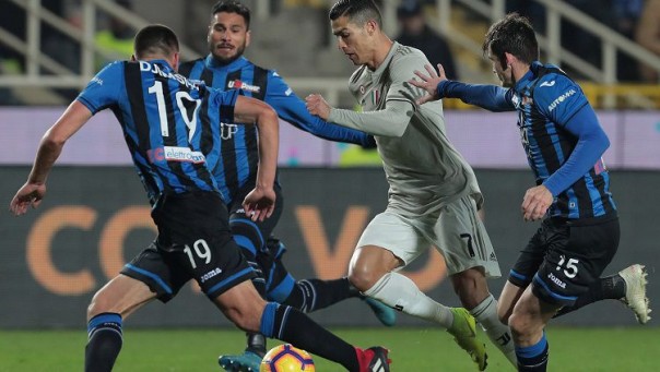 Pemain Real Madrid Ronaldo dikawal ketat pemain Atalanta