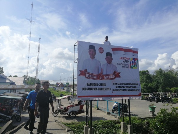 APK Capres nomor urut 01 Jokowi-Maaruf terpampang di kawasan Pelabuhan Tanjung Harapan/mad