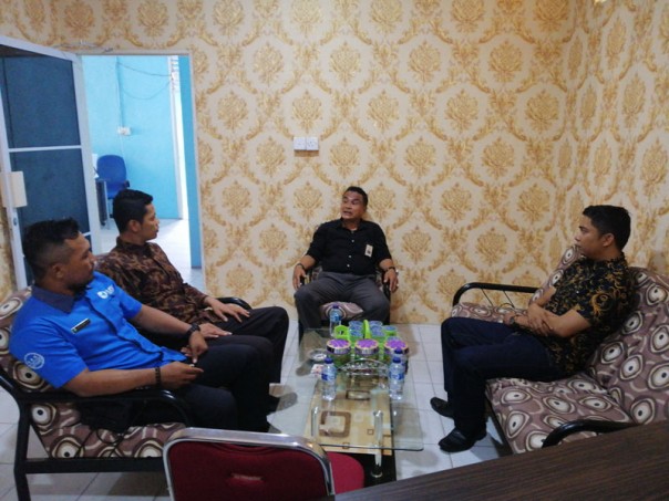 Pihak Pelindo mendatangi Bawaslu Meranti terkait pemasangan APK Capres nomorburut 01 di Pelabuhan Tanjung Harapan Selatpanjang/mad