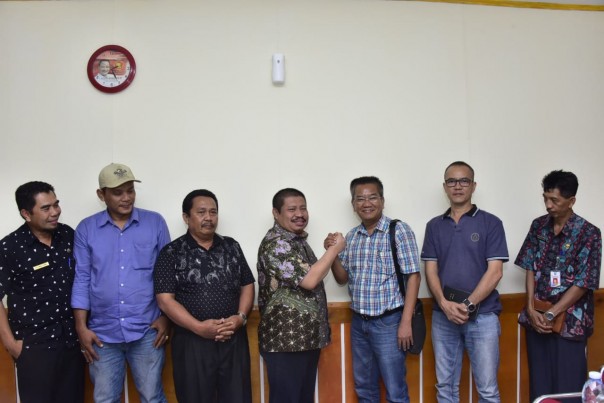 Bupati Bengkalis Amril Mukminin salam komando dengan Ketua AJOI Riau ALexander Pranoto