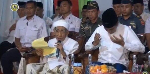 KH Maimoen Zubair mendoakan Prabowo  saat di Samping Jokowi