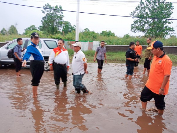 Bupati Indragiri Hilir (Inhil) HM Wardan, tinjau sejumlah titik yang terkena genangan air hujan/adv