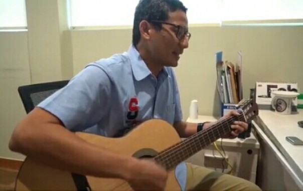 Sandiaga Uno nyanyikan lagu Dewa 19 untuk Ahmad Dhani (foto/instagram) 