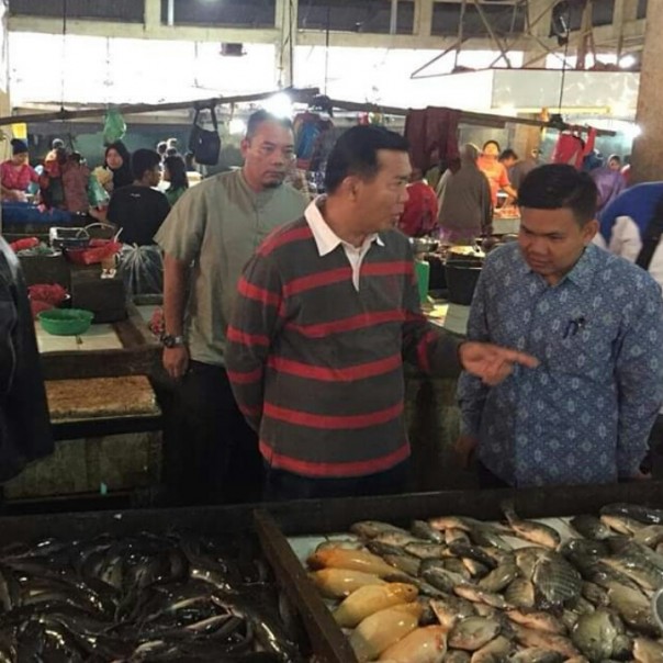 Walikota Pekanbaru, Firdaus MT bersama Kepala DPP Pekanbaru, Ingot mengecek harga sembako di pasar-pasar (foto/istimewa) 
