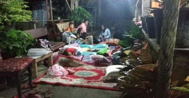 Sebagian masyarakat Mentawai memilih tidur di luar rumah, karena masih dihantui bakal terjadi gempa susulan. Foto: int 