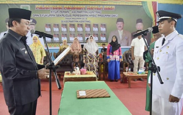HM Wardan melantik Penjabat Kepala Desa Nyiur Permai, Kecamatan Keritang, Sabtu (2/2/2019)/ADV