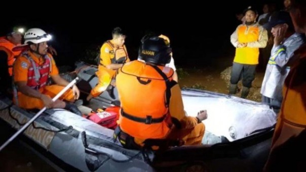 Tim SAR di Limapuluh Kota, Sumatera Barat, terus mencari 2 warga yang hilang akibat terseret banjir yang menerjang kawasan itu. Foto: int 