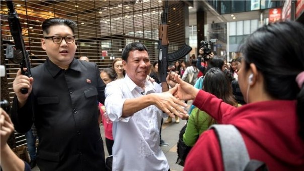 Duterte dan Kim Jong Un 'kawe', saat berkeliaran di tempat pusat keramaian di Hong Kong. Foto: int 