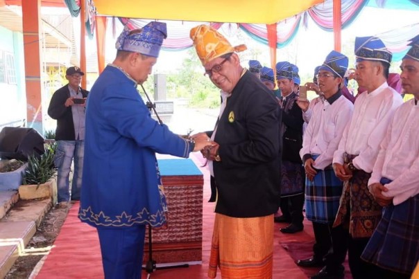 H Syamsuddin Uti mengukuhkan kepengurusan Kerukunan Keluarga Banjar (KBB) Kecamatan Keritang /ADV
