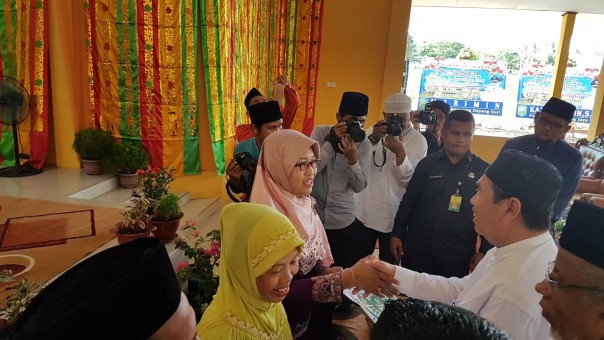 Bupati H Syamsuar saat menyerahkan sertifikasi halal dari LPPOM MUI/lin