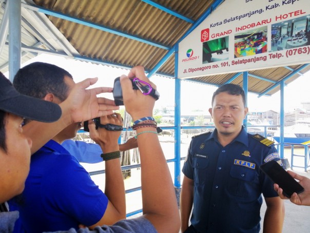 Petugas Lalu Lintas dan Angkutan Laut Kesyahbandaran Otoritas Pelabuhan (KSOP), Ade Kurniawan /mad